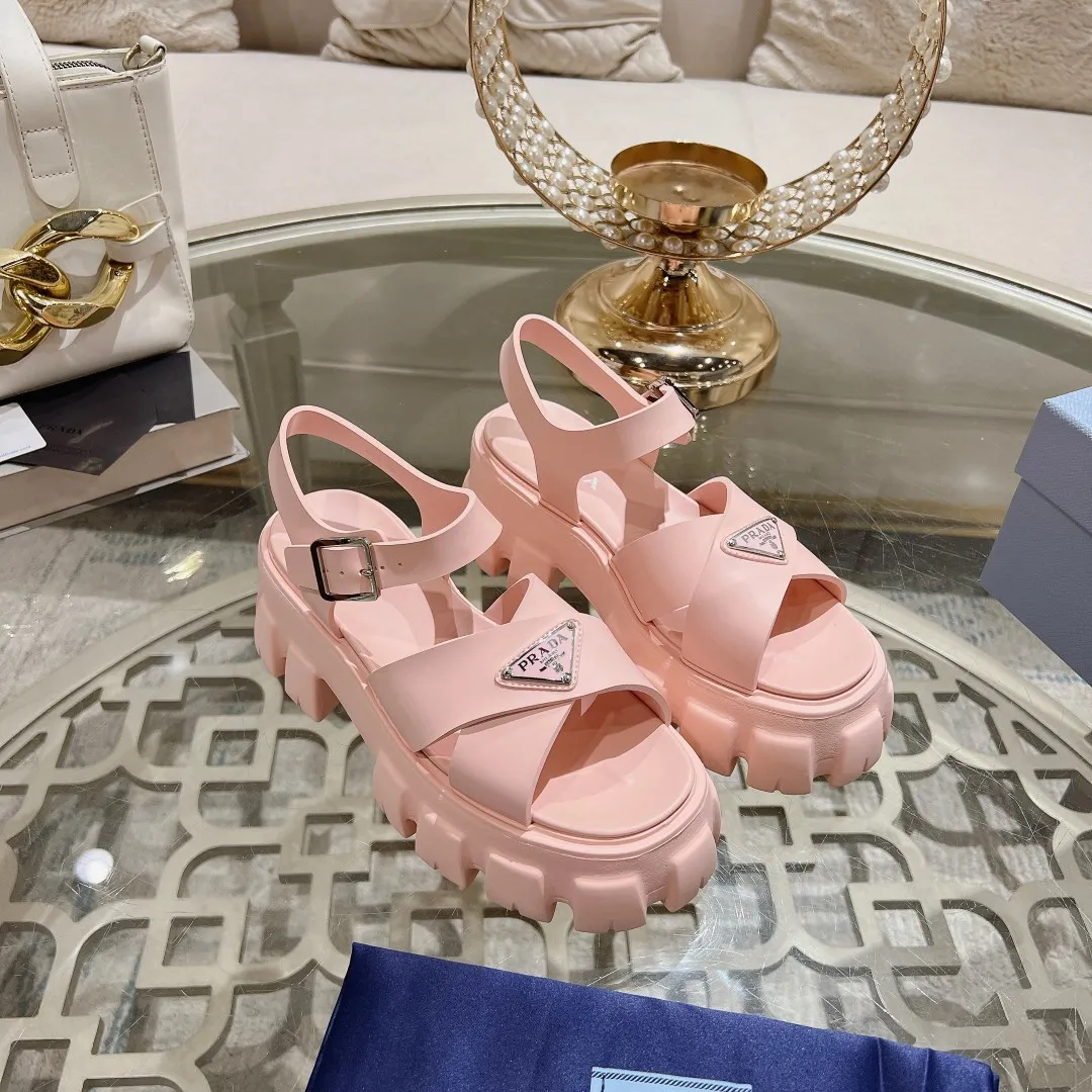 👟👟Ex-factory price 440👟👟 Prada's new spring and summer sawtooth Roman thick-soled rubber sandals, retro, fashionable and avant-garde gear teeth 55mm, thick-soled soles with rubber uppers, making the whole pair of shoes light and comfortable, bright colors, satisfying a variety of choices for fashionable people with different styles! The iconic metal triangle logo is paired with the shape of ancient beach sandals. Every design element is fashionable! Code number 35-40